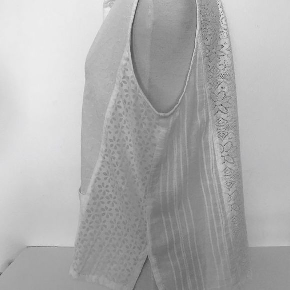 White Cotton Sleeveless Blouse, Button-Down, with lace and two pockets - Picture 6 of 7